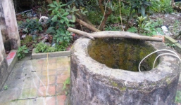 Nghi chồng cặp bồ, mẹ ném con mới sinh xuống giếng?