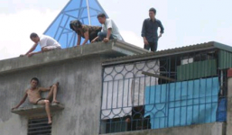 “Ngáo đá”, múa dao loạn xạ rồi nhảy xuống sông Hồng