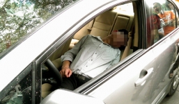 Ô tô đâm cột điện, tài xế vẫn ngủ say