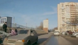 Vừa đi vừa nghe điện thoại, bị ô tô hất tung trên đường