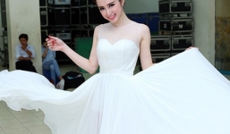 Angela Phương Trinh mặc kín đáo khi thoát lệnh cấm diễn