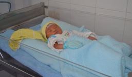 Một bé sơ sinh bị bỏ rơi trước cổng chùa