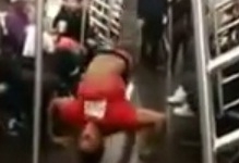 Clip nam thanh niên nhào lộn đẳng cấp ngay trên xe buýt