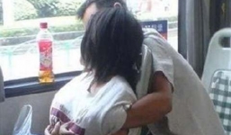 Vô tư để bạn trai 'sờ soạng' ngay trên xe buýt