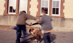 Đột nhập trường học, bắt học sinh để trả thù thầy giáo