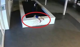 Clip: Bé trai thoát khỏi lưỡi hái tử thần trong nháy mắt