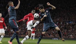 Video: Trọng tài từ chối bàn thắng hợp lệ của Welbeck