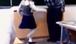 Nữ sinh đá liên tiếp vào 'của quý' của thầy giáo ngay trên bục giảng