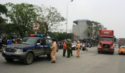 Va chạm với xe container, đôi nam nữ chết thảm