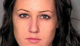 Vũ nữ ăn cắp đồng hồ Rolex, giấu ở vùng kín