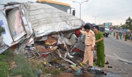 Xe du lịch chở 16 người gặp tai nạn thảm khốc