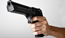 Bắt giữ kẻ trộm, cảnh sát bắn chết cả con tin