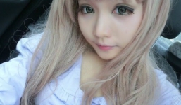 Cô gái xinh đẹp có khuôn mặt giống búp bê Barbie