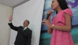 Bé 8 tuổi chữa ung thư, HIV bằng cách chạm vào người