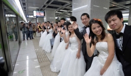Cận cảnh đám cưới trên tàu điện ngầm của 14 cặp đôi