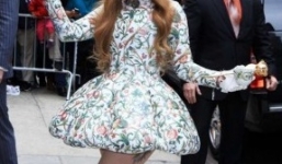 Lady Gaga diện váy ngắn 