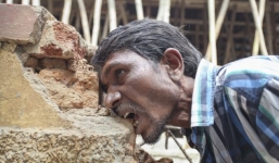 Người đàn ông ăn 3kg gạch mỗi ngày trong 20 năm