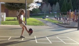 Ronaldo và Messi bái phục cô bé 12 tuổi “làm xiếc” với trái bóng