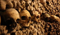 Rùng rợn khu mộ kỳ bí chứa hơn 6 triệu hài cốt dưới lòng kinh đô Paris