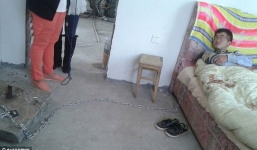 Vợ chồng người Trung Quốc xích con trai 24 tuổi trong nhà