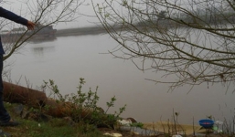 Phát hiện xác người đàn ông nổi trên sông