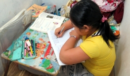 Bé gái bị mẹ xây 'lô cốt' giam cầm giữa Hà Nội