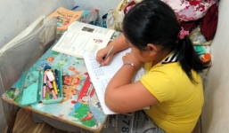 Bé gái bị mẹ xây 'lô cốt' giam cầm giữa Hà Nội