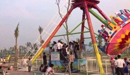 Đu quay rơi xuống đất, 6 học sinh nhập viện
