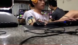 Cười ngả nghiêng clip thanh niên vừa chơi game vừa hát không giống ai