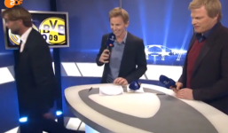 Bị chạm vào nỗi đau, HLV Dortmund ném Mic đùng đùng bỏ về