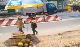 'Mẹ mìn' ngồi hóng mát, trẻ đứng giữa nắng Sài Gòn xin tiền