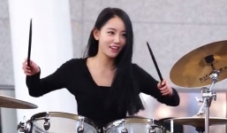 Hot girl xinh đẹp chơi trống như nhạc công