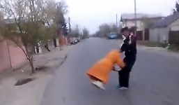 Cộng đồng mạng phẫn nộ nam thanh niên xoay cụ già như đồ chơi 