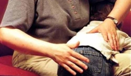 Cha dượng đánh con trai dã man rồi đổ muối, giấm vào vết thương