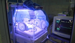 Giành giật sự sống cho bé sơ sinh bị vứt bên đường 