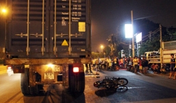 Nữ sinh chết thảm dưới bánh xe container