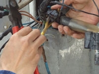 Rò rỉ điện từ đèn chiếu sáng, 1 học sinh bị điện giật chết