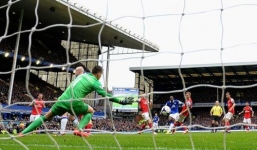 Everton 3-0 Arsenal: Pháo thủ lao dốc