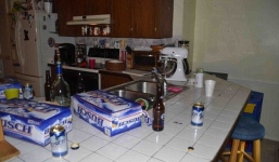 Con trai dùng búa giết chết bố mẹ, giấu xác trong phòng ngủ