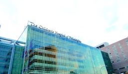 Bé trai 2 tuổi bắn chết chị gái trong phòng ngủ