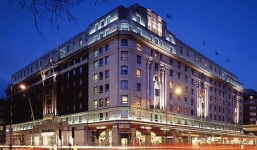 Côn đồ dùng búa đánh đập tàn bạo 3 phụ nữ trong khách sạn