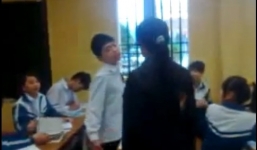 Nam sinh vênh mặt cãi láo, gạ cô giáo đấu dép 3 giây