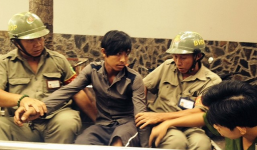 Cảnh sát nổ 5 phát súng, bắt 2 tên cướp điện thoại giữa phố