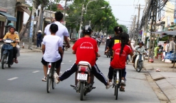Xe máy đẩy xe đạp sẽ bị xử phạt nặng