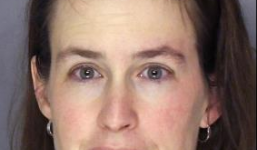 Mẹ ngồi đè lên 2 con trai, dìm chết con trong bồn tắm