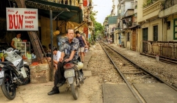 Xóm 'đường tàu' ở Hà Nội gây sửng sốt trên báo nước ngoài