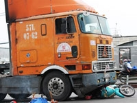 Va chạm với xe container, cả gia đình thương vong