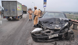Tai nạn kinh hoàng trên cầu Thăng Long, hai người nguy kịch