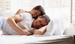 Toát mồ hôi hột vì vợ 'hồi xuân'