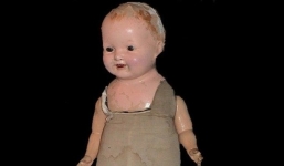 Bí ẩn xung quanh các búp bê 'ma ám' nổi tiếng thế giới